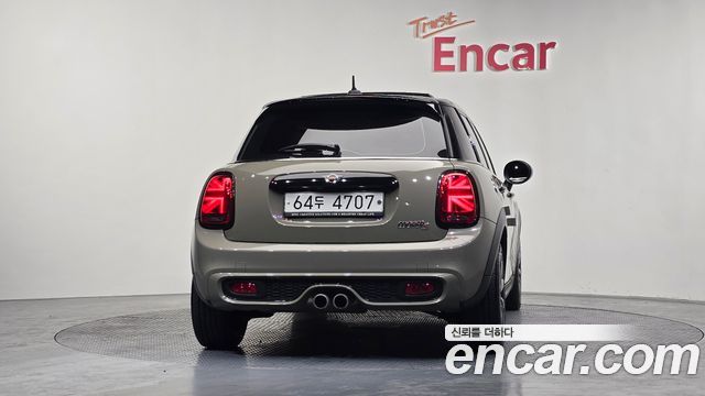 MINI Cooper S 5Door Standard 3rd 2019 — фото 4