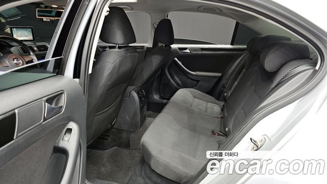 Volkswagen Jetta 2.0 TDI 6th 2011 — фото 12