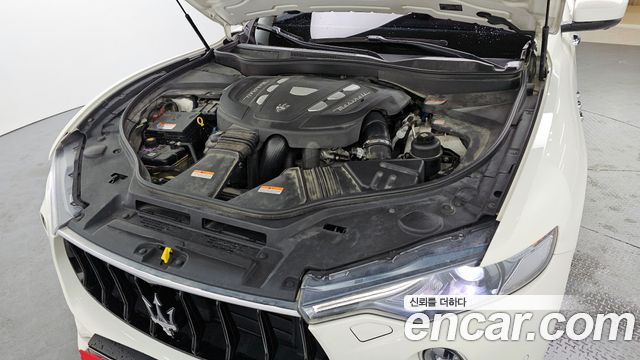 Maserati Levante 3.0 Diesel AWD Sport 2017 — фото 6