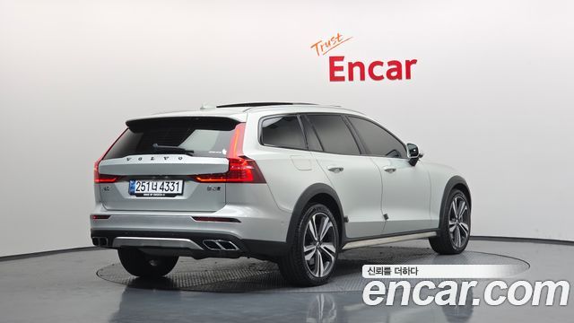 Volvo V60 Cross Country (II) B5 Pro AWD 2021 — фото 2
