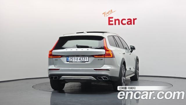 Volvo V60 Cross Country (II) B5 Pro AWD 2021 — фото 4