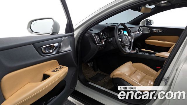 Volvo V60 Cross Country (II) B5 Pro AWD 2021 — фото 10
