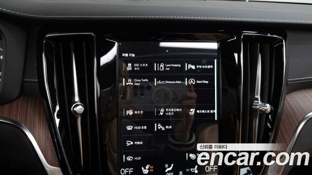 Volvo V60 Cross Country (II) B5 Pro AWD 2021 — фото 17