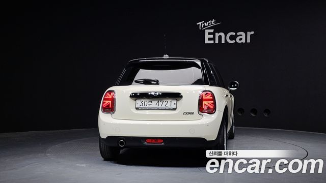 MINI Cooper 5Door Standard 3rd 2019 — фото 4