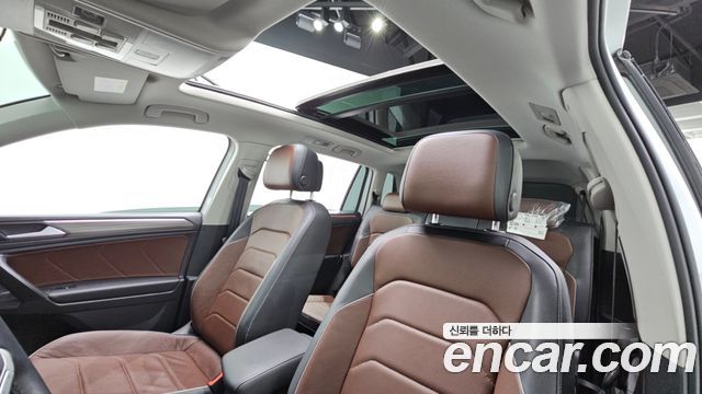 Volkswagen Tiguan Allspace 2.0 TSI Prestige 2023 — фото 18
