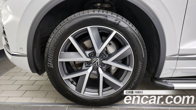 Volkswagen Touareg (III) 3.0 TDI Prestige 2023 — фото 5