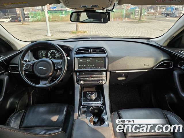 Jaguar F-PACE 20d Prestige 2017 — фото 20