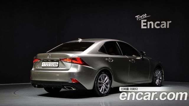 Lexus IS200t Supreme 2017 — фото 2