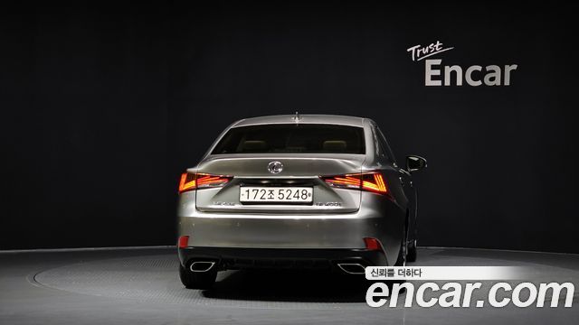 Lexus IS200t Supreme 2017 — фото 4