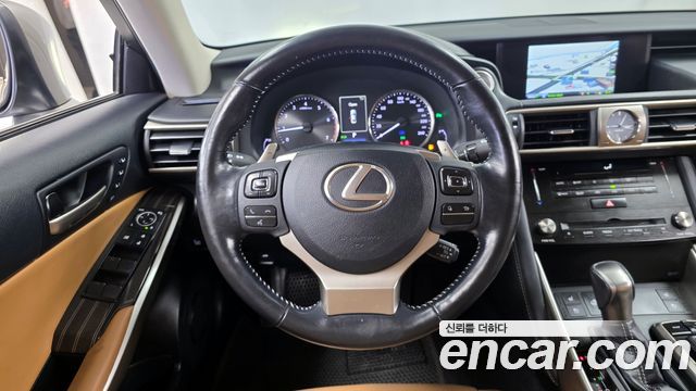 Lexus IS200t Supreme 2017 — фото 13