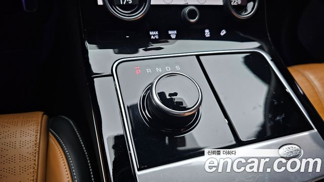 Land Rover Range Rover Velar 3.0 D300 R-Dynamic HSE 2018 — фото 9