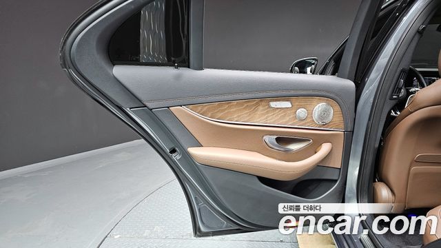 Mercedes-Benz E-Class (W213) E300e 4MATIC Exclusive 2021 — фото 31