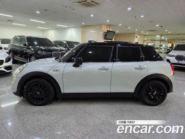 MINI Cooper S 5Door Standard 3rd 2020 — фото 3