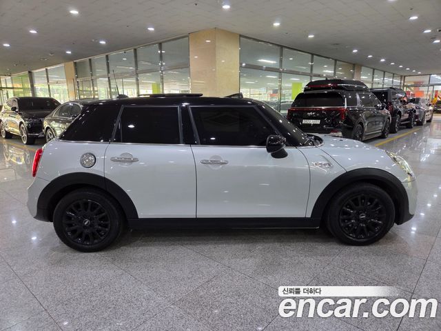 MINI Cooper S 5Door Standard 3rd 2020 — фото 5