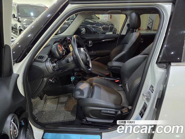 MINI Cooper S 5Door Standard 3rd 2020 — фото 6