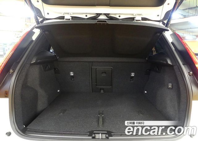 Volvo XC40 B4 R-Design 2021 — фото 19