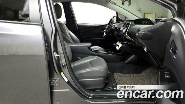 Toyota Prius (IV) 1.8 E 2017 — фото 10