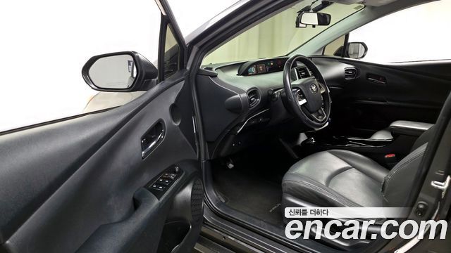 Toyota Prius (IV) 1.8 E 2017 — фото 11