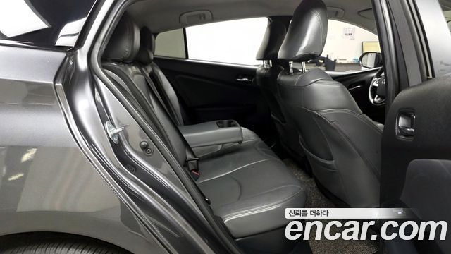 Toyota Prius (IV) 1.8 E 2017 — фото 12