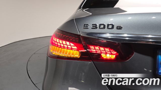 Mercedes-Benz E-Class (W213) E300e 4MATIC Exclusive 2021 — фото 23
