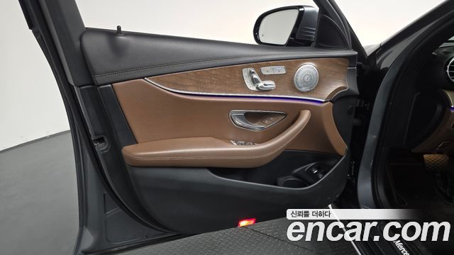 Mercedes-Benz E-Class (W213) E300e 4MATIC Exclusive 2021 — фото 24