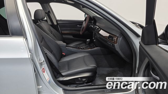 BMW 3 Series (E90) 320i Sedan 2011 — фото 11