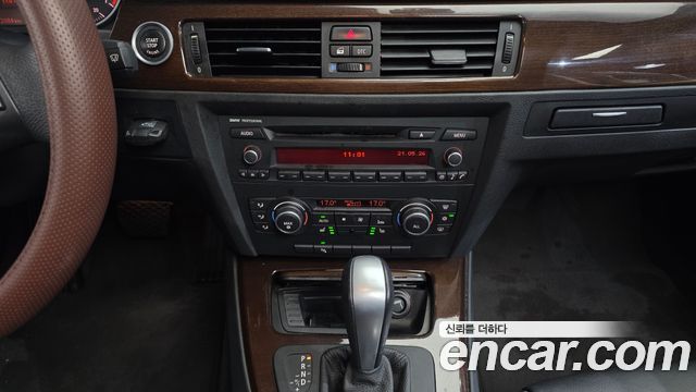BMW 3 Series (E90) 320i Sedan 2011 — фото 15