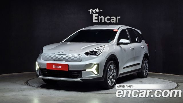 Kia Niro Plus Air 2023 — фото 1