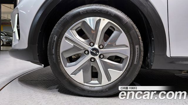 Kia Niro Plus Air 2023 — фото 5