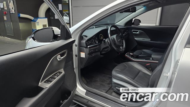Kia Niro Plus Air 2023 — фото 10