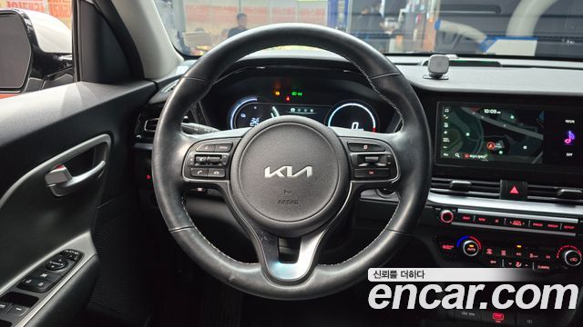 Kia Niro Plus Air 2023 — фото 13