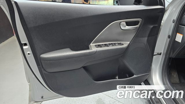 Kia Niro Plus Air 2023 — фото 24