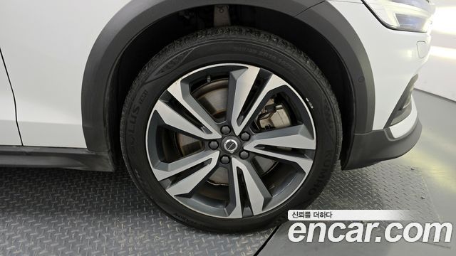 Volvo V60 Cross Country (II) T5 Pro AWD 2020 — фото 34