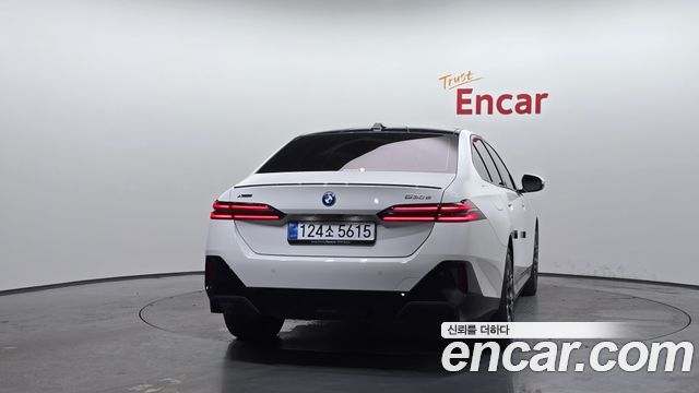 BMW 5 Series (G60) 530e xDrive M Sport Pro 2026 — фото 4