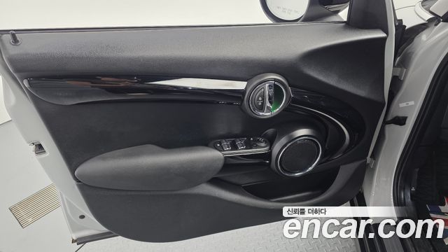MINI Cooper 5Door HIGH 3rd 2020 — фото 24