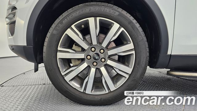 Land Rover Discovery Sport 2.0 TD4 HSE Luxury 2018 — фото 5