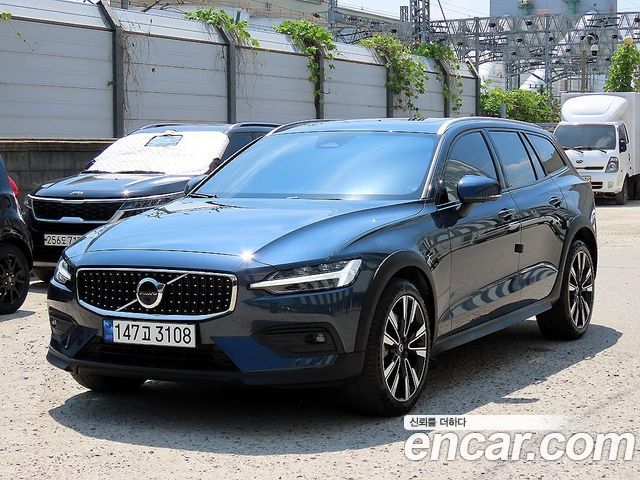 Volvo V60 Cross Country (II) B5 Ultimate AWD 2023 — фото 2