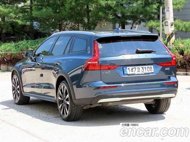 Volvo V60 Cross Country (II) B5 Ultimate AWD 2023 — фото 3