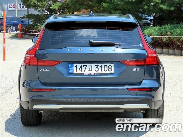 Volvo V60 Cross Country (II) B5 Ultimate AWD 2023 — фото 4