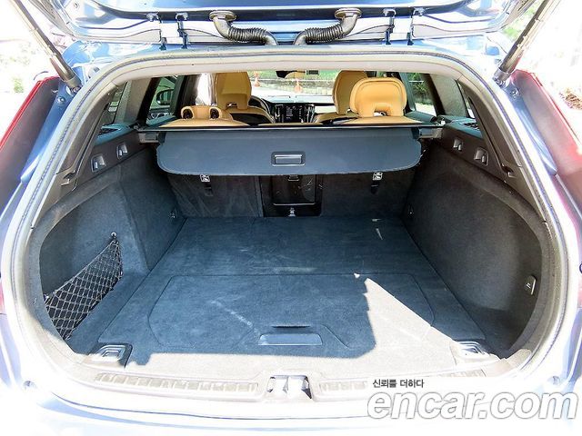 Volvo V60 Cross Country (II) B5 Ultimate AWD 2023 — фото 21