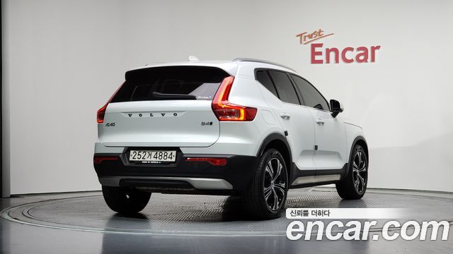 Volvo XC40 B4 Inscription 2021 — фото 2