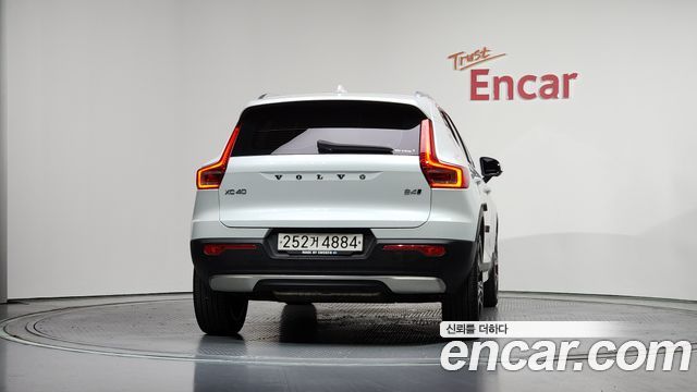 Volvo XC40 B4 Inscription 2021 — фото 4