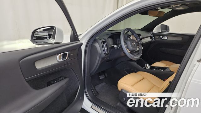 Volvo XC40 B4 Inscription 2021 — фото 10