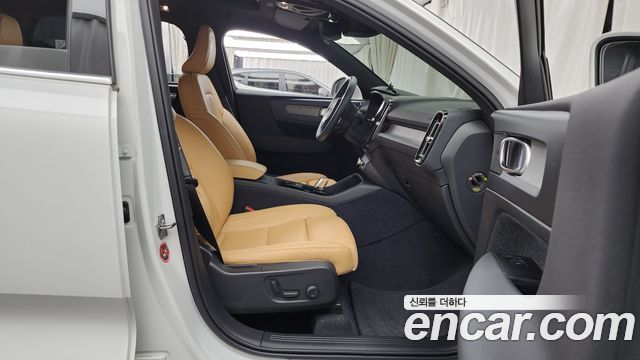 Volvo XC40 B4 Inscription 2021 — фото 11