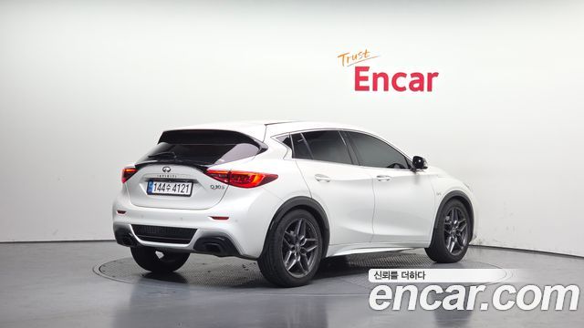 Infiniti Q30 2.0 Premium 2017 — фото 2