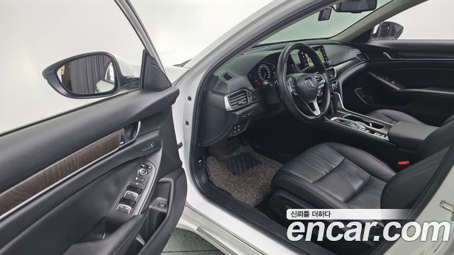 Honda Accord (X) 2.0 Hybrid Touring 2019 — фото 13