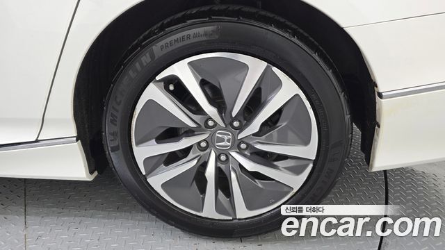 Honda Accord (X) 2.0 Hybrid Touring 2019 — фото 21