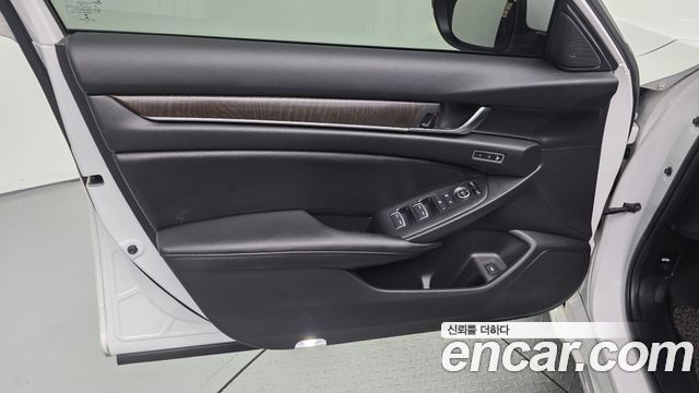 Honda Accord (X) 2.0 Hybrid Touring 2019 — фото 24