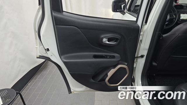 Jeep Renegade 2.4 Longitude High 2017 — фото 25