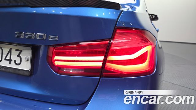 BMW 3 Series (F30) 330e iPerformance M Sport 2017 — фото 23